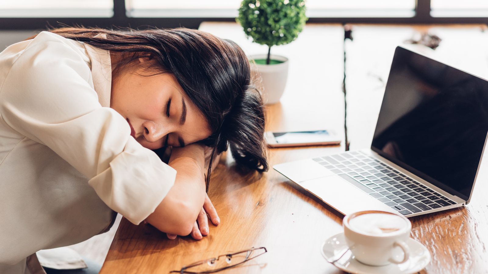 Căng thẳng kéo dài và thiếu ngủ có thể làm tăng hormone cortisol trong cơ thể, dẫn đến tích tụ mỡ thừa.
